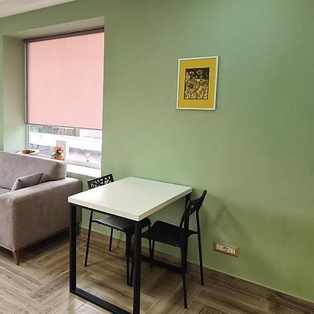 2V1 - Sheshi Willson Daire Tiran Dış mekan fotoğraf